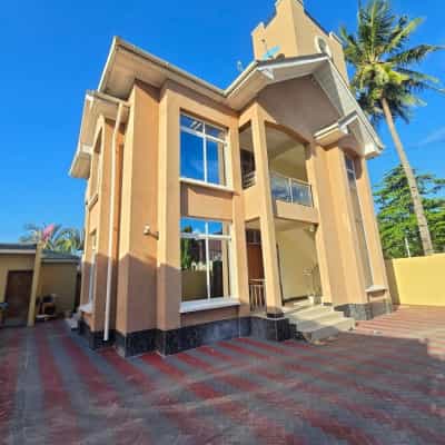Nyumba (Furnished) ya vyumba vitatu inapangishwa Mikocheni, Dar Es Salaam Nyumba (Furnished) ya vyumba vitatu inapangishwa Mikocheni, Dar Es Salaam