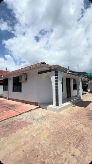 Nyumba ya vyumba vitatu inapangishwa Mbezi Beach, Dar Es Salaam Nyumba ya vyumba vitatu inapangishwa Mbezi Beach, Dar Es Salaam