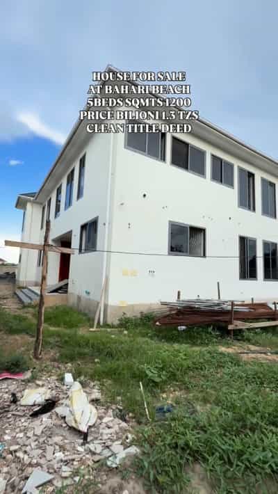 Nyumba ya vyumba vitano inauzwa Bahari Beach, Dar Es Salaam (1200 sqm)