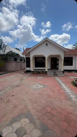 Nyumba ya vyumba vitatu inapangishwa Kisiwani, Dar Es Salaam Nyumba ya vyumba vitatu inapangishwa Kisiwani, Dar Es Salaam