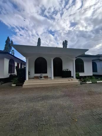 Villa ya vyumba vitatu inapangishwa Mikocheni, Dar Es Salaam Villa ya vyumba vitatu inapangishwa Mikocheni, Dar Es Salaam