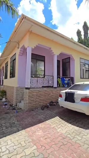 Nyumba ya vyumba vinne inauzwa Makabe Msakuzi, Dar Es Salaam (500 sqm)