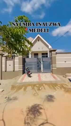 Nyumba ya vyumba vitatu inauzwa Medeli, Dodoma (400 sqm) Nyumba ya vyumba vitatu inauzwa Medeli, Dodoma (400 sqm)