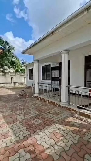 Nyumba ya vyumba vitatu inauzwa Kimara Mwisho King'ong'o, Dar Es Salaam (500 sqm)