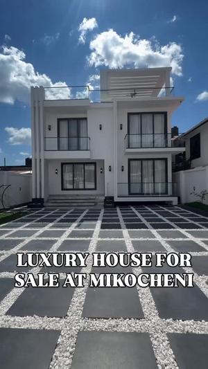 Nyumba (Furnished) ya vyumba vinne inauzwa Mikocheni, Dar Es Salaam (430 sqm)