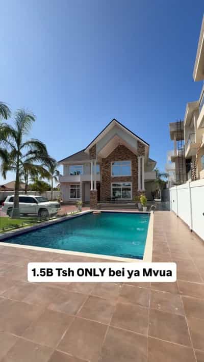 Nyumba ya vyumba vitano inauzwa Mbweni JKT, Dar Es Salaam (1300 sqm)