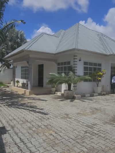 Nyumba ya vyumba vitatu inauzwa Tegeta Wazo, Dar Es Salaam (700 sqm) Nyumba ya vyumba vitatu inauzwa Tegeta Wazo, Dar Es Salaam (700 sqm)