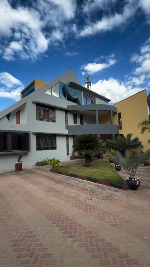 Nyumba ya vyumba vitano inauzwa Mbweni Beach, Dar Es Salaam (2000 sqm) Nyumba ya vyumba vitano inauzwa Mbweni Beach, Dar Es Salaam (2000 sqm)