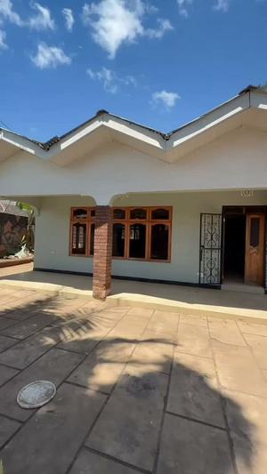 Nyumba ya vyumba vitatu inapangishwa Arusha Moshono Boma Siara