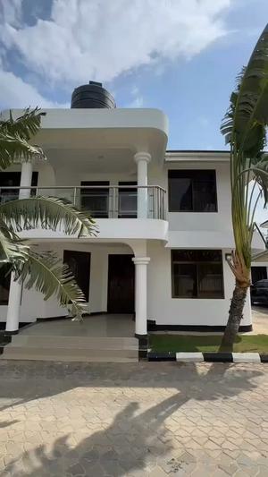Villa ya vyumba vinne inapangishwa Bahari Beach, Dar Es Salaam