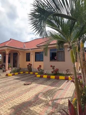 Nyumba ya vyumba vinne inauzwa Tegeta Wazo Mivumoni, Dar Es Salaam (560 sqm)