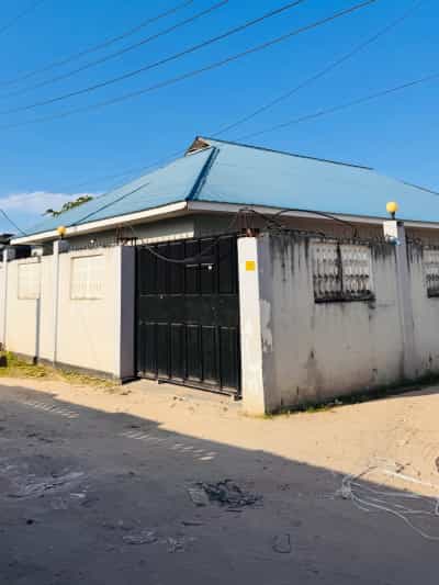 Nyumba ya vyumba vitatu inauzwa Sinza, Dar Es Salaam (288 sqm)