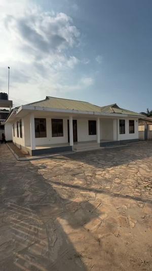Nyumba ya vyumba vinne inauzwa Mbezi Beach Masana, Dar Es Salaam (1000 sqm) Nyumba ya vyumba vinne inauzwa Mbezi Beach Masana, Dar Es Salaam (1000 sqm)