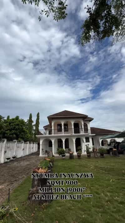 Nyumba ya vyumba vitano inauzwa Mbezi Beach, Dar Es Salaam (900 sqm)