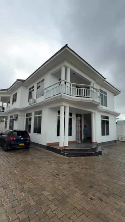 Apartment ya vyumba vitatu inapangishwa Ununio Beach, Dar Es Salaam