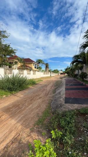Kiwanja kinauzwa Kibada Ushuani, Dar Es Salaam (1100 sqm)