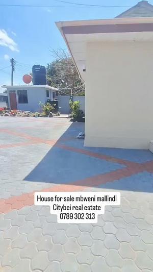 Nyumba ya vyumba vinne inauzwa Mbeweni Malindi, Tanga (750 sqm) Nyumba ya vyumba vinne inauzwa Mbeweni Malindi, Tanga (750 sqm)