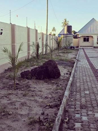 Nyumba ya vyumba viwili inauzwa Kijichi - Miande, Dar Es Salaam (1.5 acre)