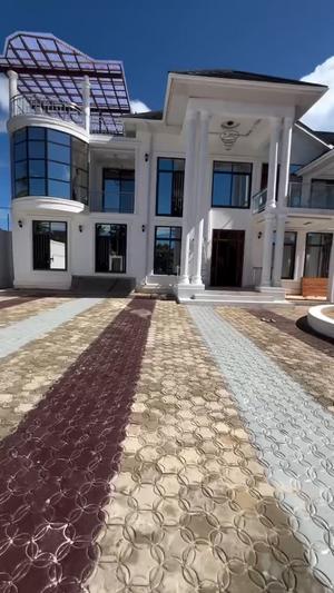 Nyumba ya vyumba vitano inauzwa Dar Es Salaam (900 sqm)