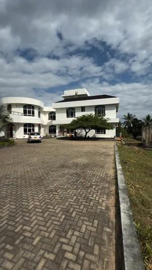Nyumba ya vyumba 10 inauzwa Mbezi Makabe, Dar Es Salaam (32000 sqm) Nyumba ya vyumba 10 inauzwa Mbezi Makabe, Dar Es Salaam (32000 sqm)