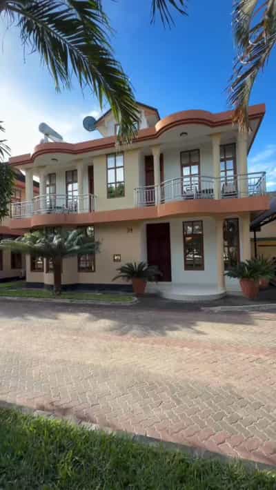 Villa ya vyumba vitano inapangishwa Mbezi Beach, Dar Es Salaam Villa ya vyumba vitano inapangishwa Mbezi Beach, Dar Es Salaam