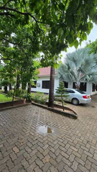 Nyumba ya vyumba vinne inauzwa Mbezi Beach, Dar Es Salaam (1600 sqm)