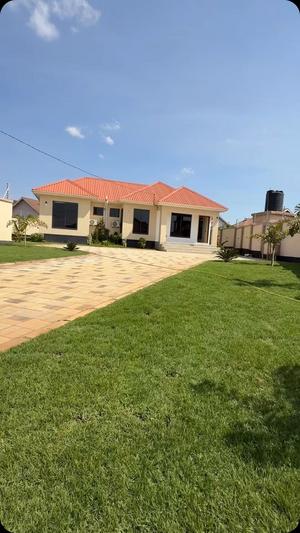 Nyumba ya vyumba vitatu inauzwa Iyumbu, Dodoma (1000 sqm)