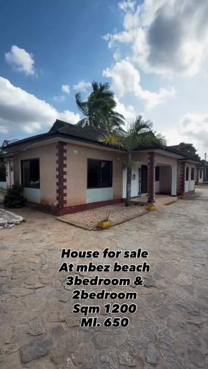 Apartment ya vyumba vitatu inauzwa Mbezi Beach Africana, Dar Es Salaam (1200 sqm)