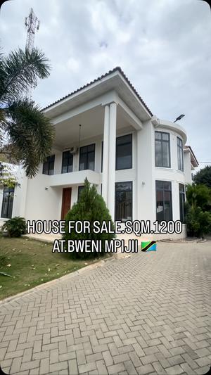 Nyumba ya vyumba vitano inauzwa Bweni Mpiji, Tanga (1200 sqm)
