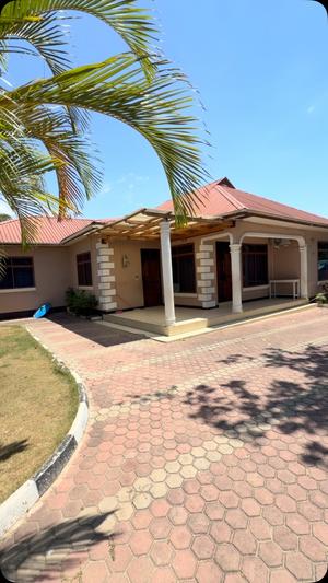 Nyumba ya vyumba vitatu inauzwa Mbezi Beach, Dar Es Salaam (1200 sqm) Nyumba ya vyumba vitatu inauzwa Mbezi Beach, Dar Es Salaam (1200 sqm)
