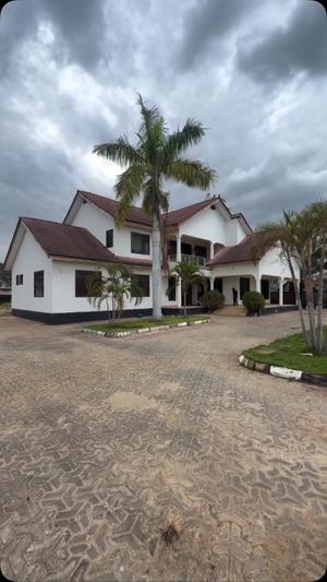 Nyumba ya vyumba vitano inauzwa Bahar Beach, Dar Es Salaam (1800 sqm) Nyumba ya vyumba vitano inauzwa Bahar Beach, Dar Es Salaam (1800 sqm)