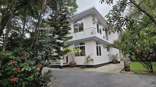 Nyumba ya vyumba vitano inauzwa Mikocheni, Dar Es Salaam (522 sqm)