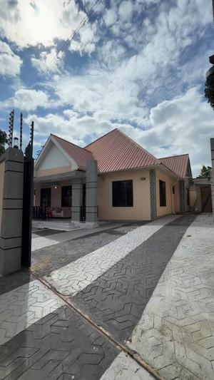 Nyumba ya vyumba vitatu inauzwa Mapinga Kerege, Pwani (400 sqm) Nyumba ya vyumba vitatu inauzwa Mapinga Kerege, Pwani (400 sqm)