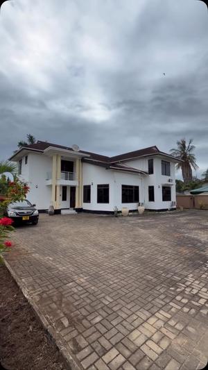 5 Bedrooms House for Rent in Mbezi Beach, Dar Es Salaam
