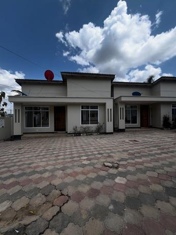 Nyumba ya vyumba viwili inapangishwa Makongo Goba Rd (Mti Pesa), Dar Es Salaam Nyumba ya vyumba viwili inapangishwa Makongo Goba Rd (Mti Pesa), Dar Es Salaam