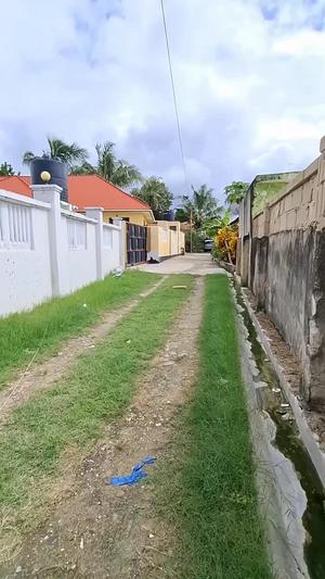 Nyumba ya vyumba vitatu inauzwa Mbezi Beach, Dar Es Salaam (300 sqm) Nyumba ya vyumba vitatu inauzwa Mbezi Beach, Dar Es Salaam (300 sqm)
