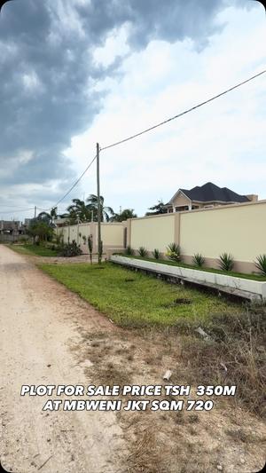 Kiwanja kinauzwa Mbweni JKT, Dar Es Salaam (720 sqm) Kiwanja kinauzwa Mbweni JKT, Dar Es Salaam (720 sqm)