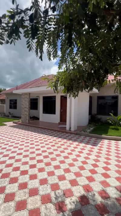 Nyumba ya vyumba vitatu inauzwa Mbweni, Dar Es Salaam (700 sqm)