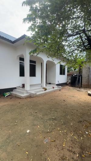 Nyumba ya vyumba vitatu inapangishwa Kisiwani, Dar Es Salaam