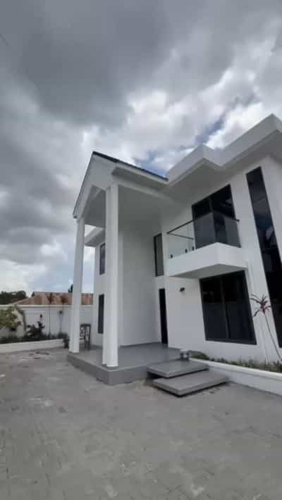 Nyumba ya vyumba vitano inauzwa Kijitonyama, Dar Es Salaam (400 sqm)