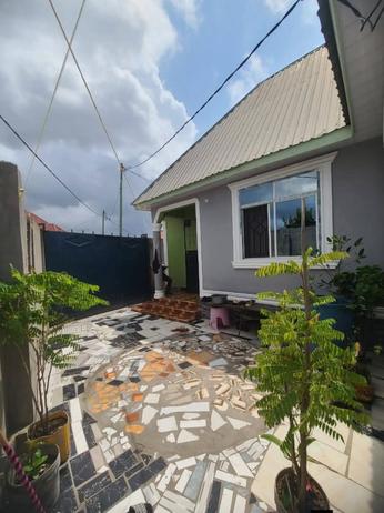 Nyumba ya vyumba vitatu inauzwa Mbagala Chamazu Shule Stendi, Dar Es Salaam (400 sqm) Nyumba ya vyumba vitatu inauzwa Mbagala Chamazu Shule Stendi, Dar Es Salaam (400 sqm)