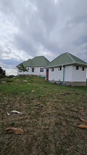 Nyumba ya vyumba vinne inauzwa Kiluvya Madukani, Pwani (2000 sqm) Nyumba ya vyumba vinne inauzwa Kiluvya Madukani, Pwani (2000 sqm)