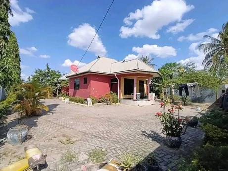 Nyumba ya vyumba vitatu inauzwa Kivule, Dar Es Salaam (490 sqm)