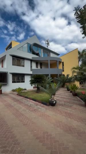 Nyumba ya vyumba vitano inauzwa Mbezi Beach, Dar Es Salaam (2000 sqm)