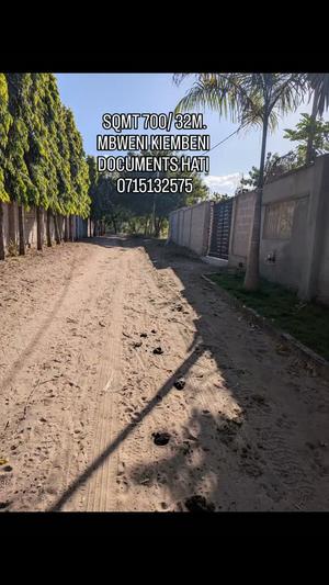 Kiwanja kinauzwa Mbweni Kiembeni, Dar Es Salaam sqm 700 Kiwanja kinauzwa Mbweni Kiembeni, Dar Es Salaam sqm 700