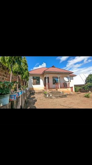 Nyumba ya vyumba vitatu inauzwa Pumwani Moshi, Kilimanjaro (600 sqm) Nyumba ya vyumba vitatu inauzwa Pumwani Moshi, Kilimanjaro (600 sqm)