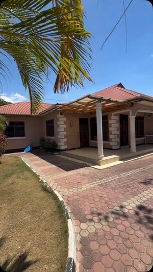 Nyumba ya vyumba vitatu inauzwa Mbezibeach Chini, Dar Es Salaam (1259 sqm)