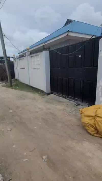 Nyumba (Furnished) ya vyumba vitatu inauzwa Sinza Palestina, Dar Es Salaam (300 sqm)