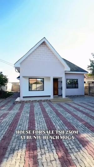 Nyumba ya vyumba vitatu inauzwa Bunju Moga, Dar Es Salaam (700 sqm) Nyumba ya vyumba vitatu inauzwa Bunju Moga, Dar Es Salaam (700 sqm)