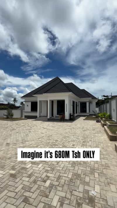 Nyumba ya vyumba vitano inauzwa Goba Center, Dar Es Salaam (850 sqm)